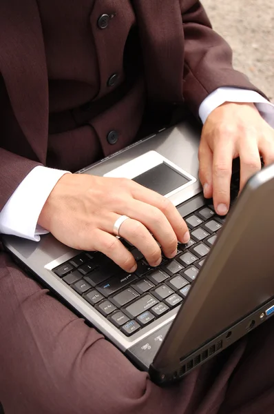 Férfi kezében laptop — Stock Fotó