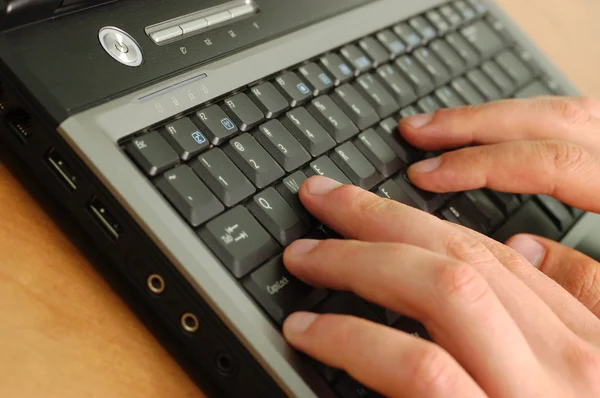 Mãos masculinas no laptop — Fotografia de Stock