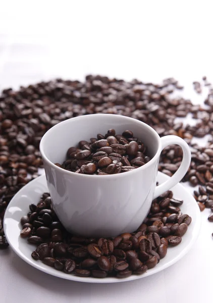 Tasse voller Kaffeebohnen — Stockfoto