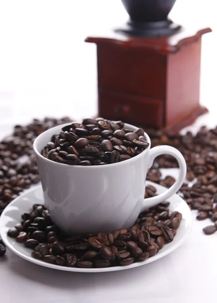 Filiżanka pełna ziaren kawy — Zdjęcie stockowe