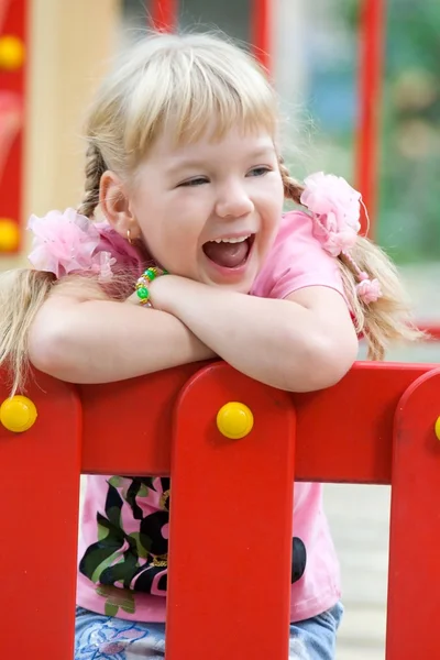 Милая маленькая девочка смеется. — стоковое фото