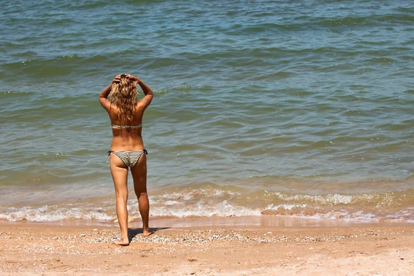 Vacker kvinna på stranden. — Stockfoto