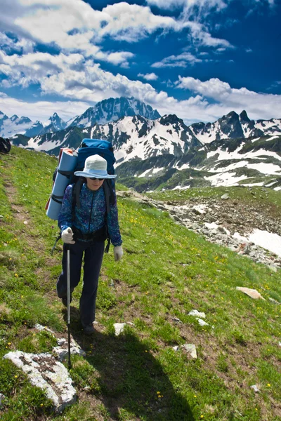 Caminhante menina na montanha wally . — Fotografia de Stock