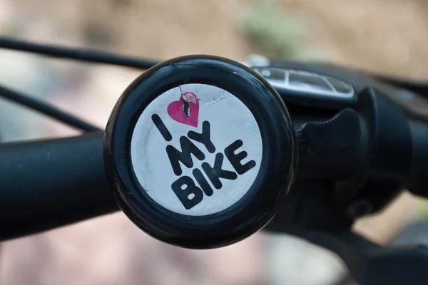 Klingel mit Text ich liebe mein Fahrrad. — Stockfoto