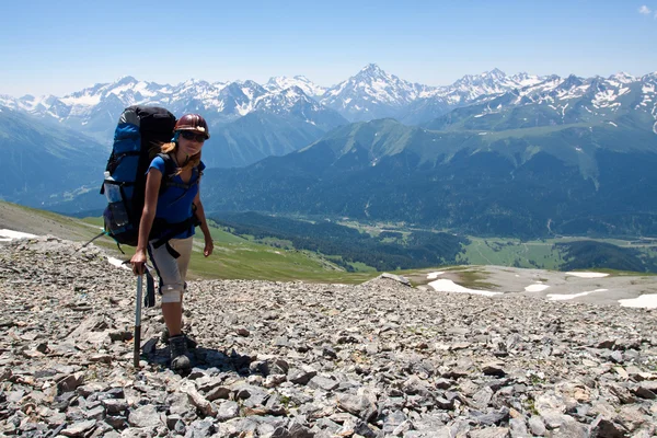 Wandelaar meisje in berg wally. — Stockfoto