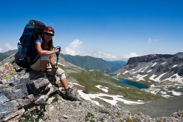 Chica excursionista en montaña wally . — Foto de Stock