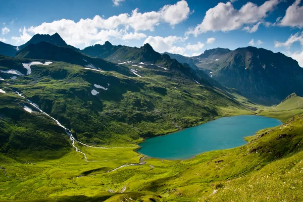 크리스탈 리버와 산 풍경. 스톡 사진