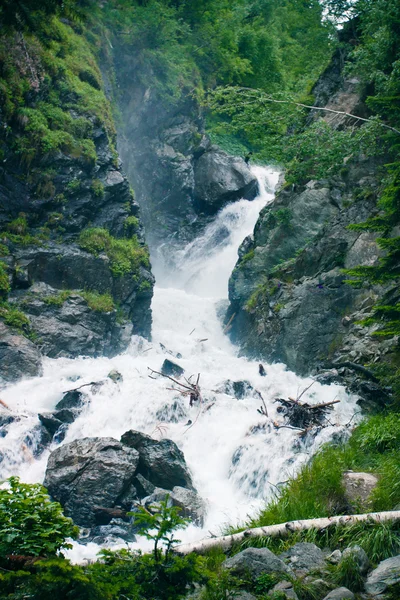 Schöner Wasserfall. — Stockfoto
