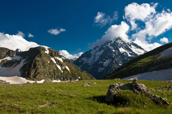 Berglandschaft mit hohen Bergen. — Stockfoto