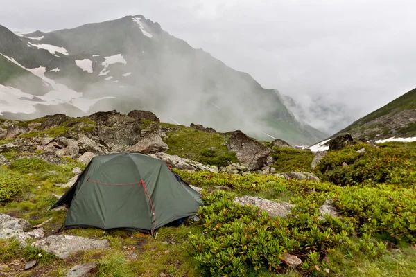 Szary namiot kempingowy w górach. — Zdjęcie stockowe