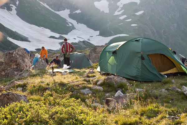 Tenda de acampamento verde em pastagens ensolaradas . — Fotografia de Stock