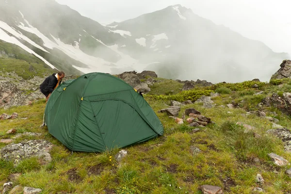 Groene camping tent op zonnige grasland. — Stockfoto