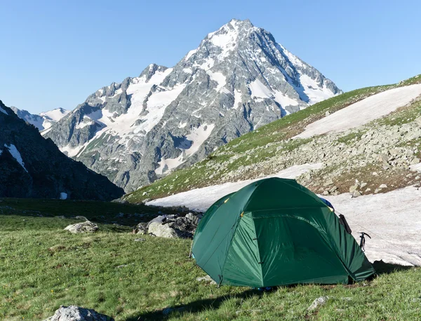 Zielony namiot kempingowy na słonecznej łące. — Zdjęcie stockowe