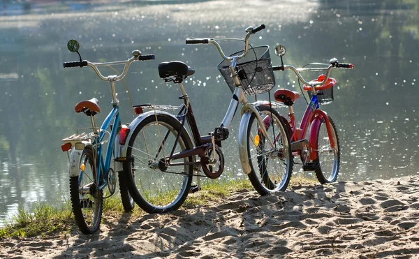 Trzy rowery na plaży. — Zdjęcie stockowe