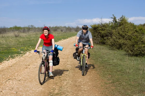 A kerékpárosok párnak egy kerékpár utazás. — Stock Fotó
