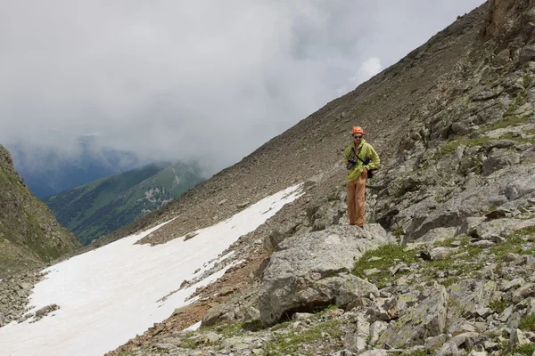 Homme avec caméra dans les montagnes . — Photo
