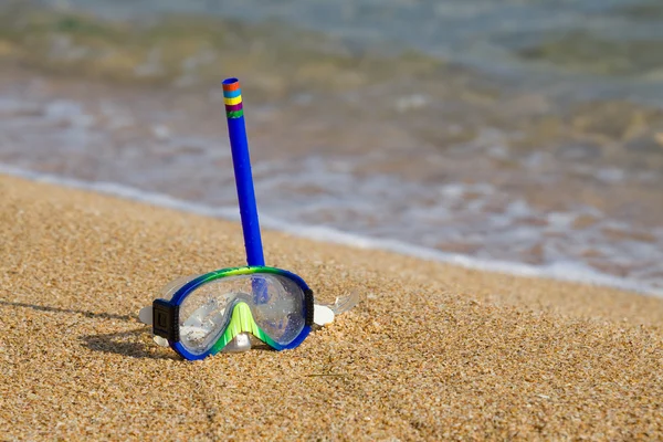 管和面罩，用卵石海岸的水肺潜水 — 图库照片