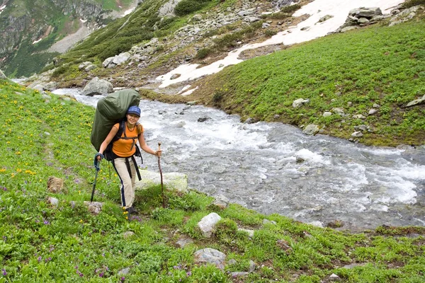 Backpacker turista nas montanhas . — Fotografia de Stock