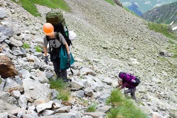 Backpackers τουριστικά στα βουνά. — Φωτογραφία Αρχείου