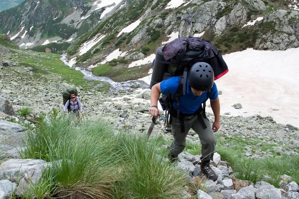 Backpackers turista nas montanhas . — Fotografia de Stock