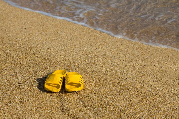 Sandaler på stranden — Stockfoto