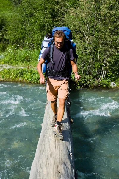 Nehri geçerken backpacker. — Stok fotoğraf