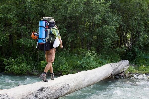 Nehri geçerken backpacker. — Stok fotoğraf