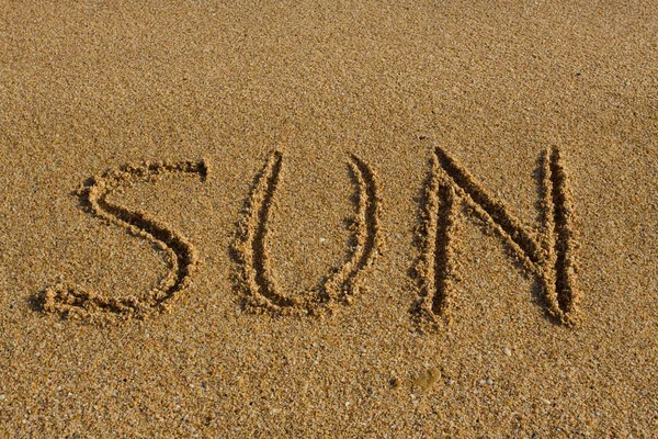 Слово сонце на пляжі . — стокове фото
