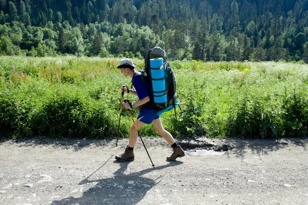 Backpacker turista na estrada . — Fotografia de Stock