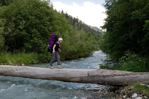 Backpacker attraversare il fiume . — Foto Stock