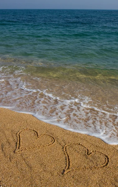 Två hjärtan på stranden. — Stockfoto