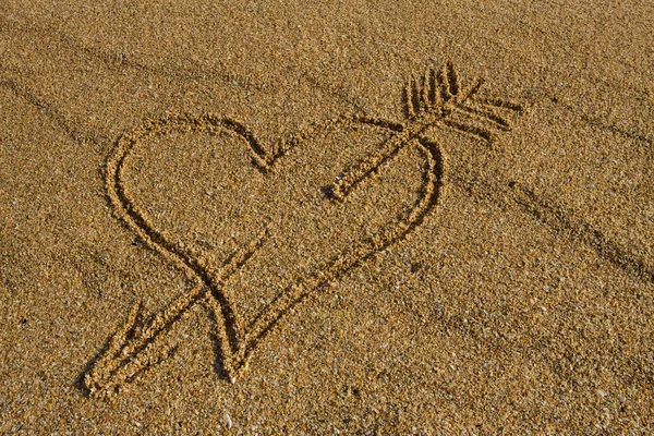 Сердце в песке. — стоковое фото