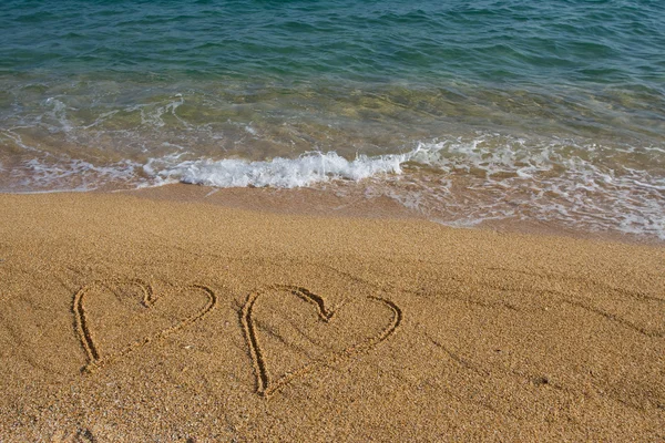 Två hjärtan på stranden. — Stockfoto