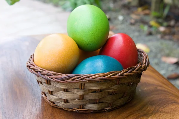 Cesto con uova di Pasqua — Foto Stock