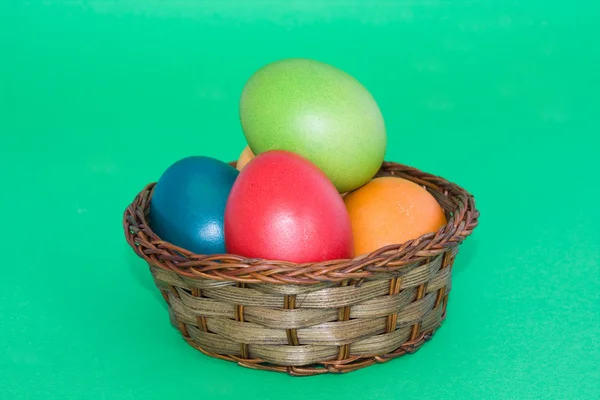 装有复活节彩蛋的篮子 — 图库照片