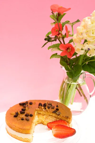 Zátiší s tvarohový koláč a květiny — Stock fotografie