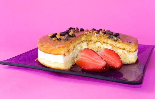 Assiette avec gâteau au fromage et fraises — Photo