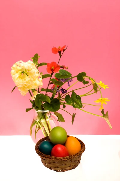 Ovos de Páscoa e flores de primavera — Fotografia de Stock