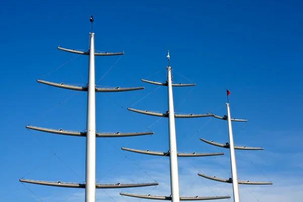 Masten mit quadratischen Segeln — Stockfoto