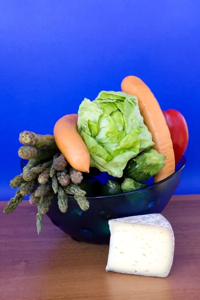 Sebzeler, wurstel ve peynir karışımı — Stok fotoğraf