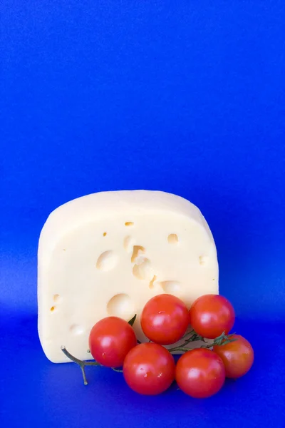 Queijo bávaro com tomate cereja — Fotografia de Stock