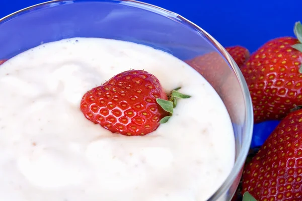 Чашка с йогуртом и клубникой — стоковое фото