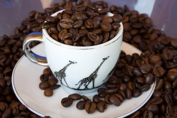 ถ้วยที่มีเมล็ดกาแฟ — ภาพถ่ายสต็อก