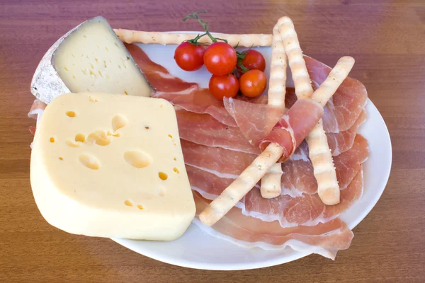 意大利在木桌上的开胃菜 — 图库照片