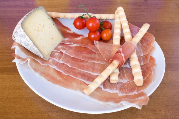 Ветчина, сыр и хлебные палочки — стоковое фото