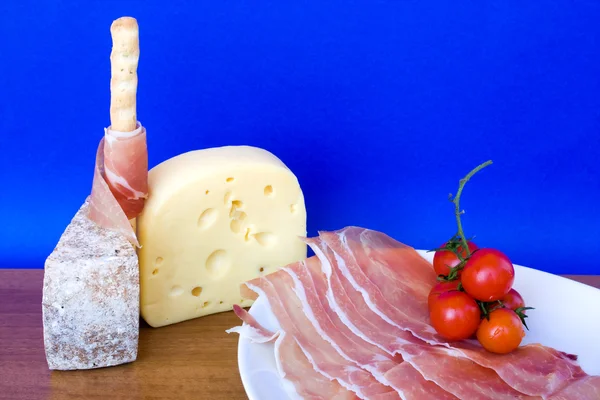 Сыр, ветчина и хлебные палочки — стоковое фото