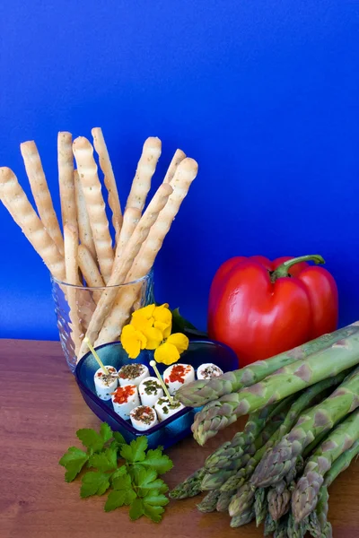Warzywa, ser i paluszki chlebowe — Zdjęcie stockowe