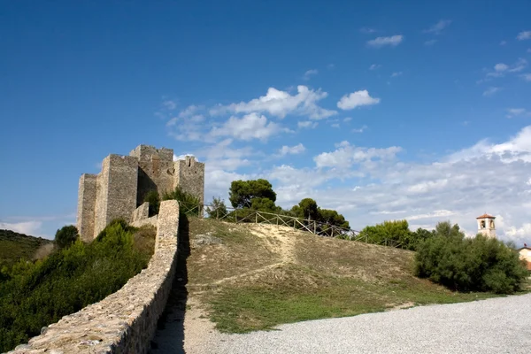 Старовинні фортеці на пагорбі — стокове фото