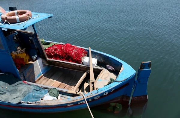 Старая рыболовная лодка — стоковое фото