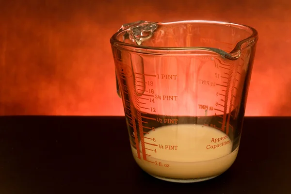 测量与牛奶杯 — 图库照片